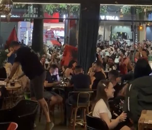 VIDEO/ “Çohuni nga kafja”! Protestuesit marrin ” yrysh”! Futen në lokalet e ish-bllok dhe i’u kërkojnë qytetarëve t’i bashkohen farsës së tyre