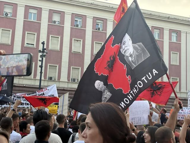 FOTO+VIDEO/ Protestat zhduken flamingot dhe “na pollën” patriotët e Vetvendosjes