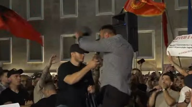 Tension në protestë, pjesëmarrësit i marrin mikrofonin qytetarit pas fyerjeve ndaj Ramës dhe Berishës