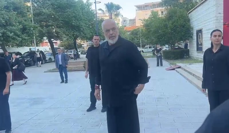 VIDEO/ Protestat për Zvërnecin, Rama gazetarit italian: Jeta vazhdon, punët ecin përpara! Unë gjunjëzohem vetëm para Giorgia Melonit