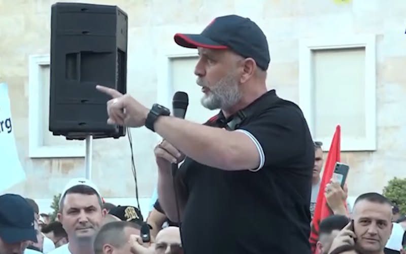 Pas ambientalistëve dhe nacionalistëve, konspiracionistët marrin në dorë protestën? Alfred Cako: Krijoni Partinë e Bulevardit…