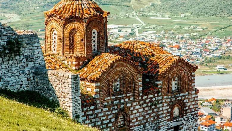 “Turisti per Caso”: Shqipëria mes së shkuarës dhe së ardhmes, një udhëtim që zbulon transformimin e vendit