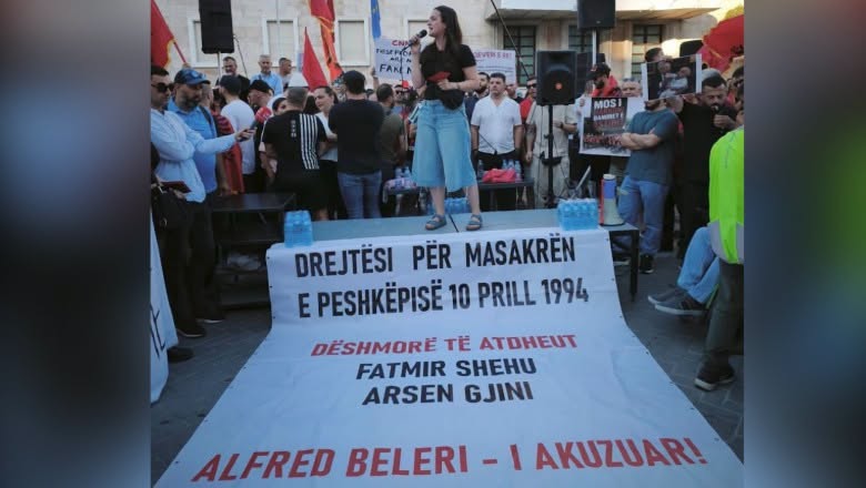 Protestuesit në Tiranë kërkojnë drejtësi për Masakrën e Peshkëpisë: ‘Fredi Beleri – I akuzuari’ për vrasjen e 2 ushtarakëve shqiptarë