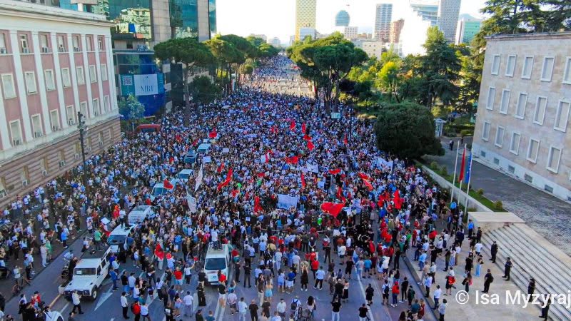 FOTO LAJM/ Pamjet nga ajri tregojnë shtrirjen reale të protestës në bulevard…nga dy kullat te Kryeministria