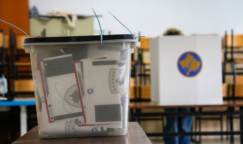 Zgjedhje për herë të tretë brenda 18 muajve, qytetarët e Kosovës u drejtohen kutive të votimit,