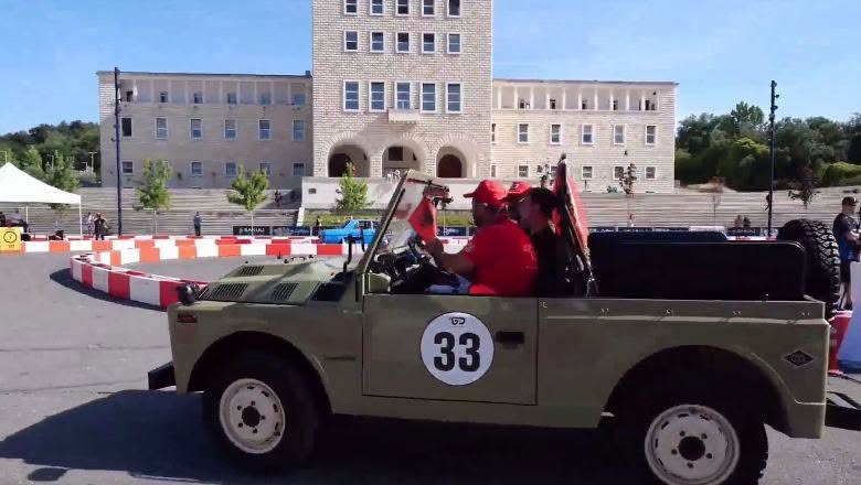 Tirana mirëpret “Grand Prix – Warm Up”: Automjetet historike Retro ekspozohen dhe garojnë në Sheshin ‘Nënë Tereza’ (Video)