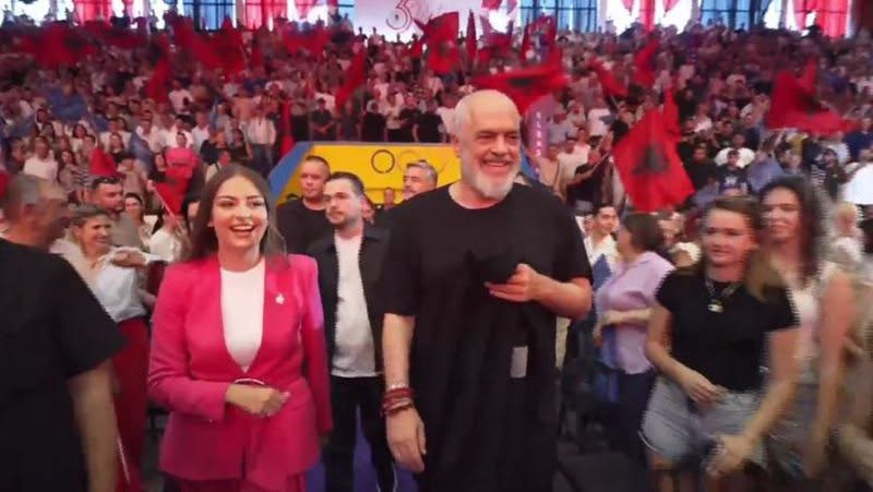 Socialistët festojnë 35-vjetorin e PS Elbasan! Në shesh më shumë njerëz se protestusit e zogjëve shtegëtare