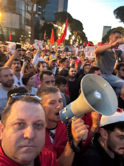 Protesta, sharlatani Kreshnik Osmani  tregon emrin e partisë së re: Ja si do quhet!