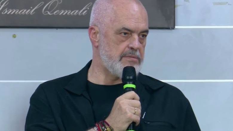 Rama publikon komentet me gjuhë urrejtje në rrjetet sociale dhe ironizon protestuesit: Kur mblidheni ju, kjo është ‘Shqipëria e Re’! Kur mblidhen të tjerët, ju shani e ofendoni