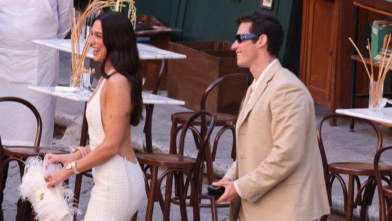 Kush është Dua Lipa? Pasuria prej 150 milionë paundësh, marrëdhënia me babain menaxher dhe pasioni për modën e librat