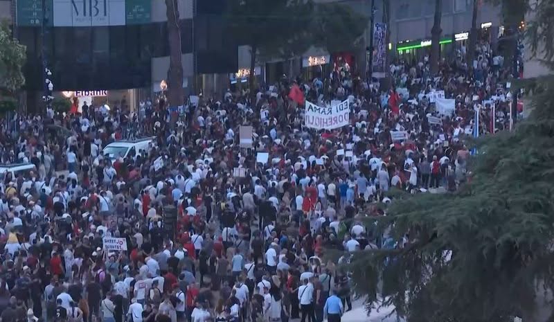 “Reuters” transmeton “live” protestën për Zvërnecin : Kanë hall tjetër, se nuk i’u ha “qoshja”  për Shqipërinë! Titulli i lajmit tregon gjithëçka
