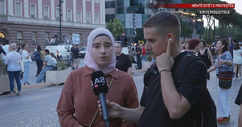 Parti e re nga protesta? Studentja  me shami jep lajmin nga sheshi: Do të mobilizohemi të gjithë dhe do të dalim në zgjedhje…parti islame  sepse feja e saj e ndalon marrjen me politikë