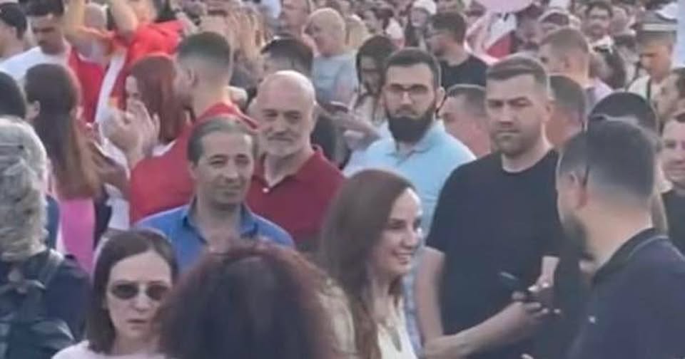 Berisha “kap” protestën dhe u mbyll fjalimet qytetarëve :  Punonjësi i propagandës së SHQUP: Poshtë mikrofoni! Fut militantët në turmë , përplasen me qytetarët, “misionarja” Tabaku mes protestuesve…