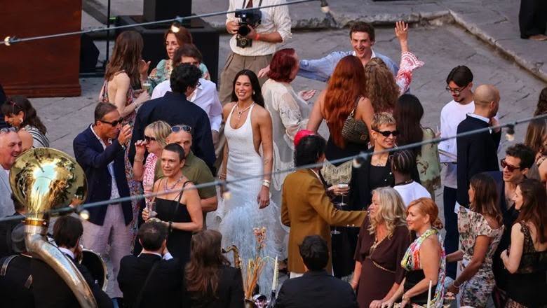 Brenda’ dasmës së Dua Lipës… dhurata speciale për 200 të ftuarit, ëmbëlsira siçiliane dhe valle shqiptare! Mes yjeve botërorë