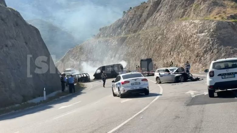 Aksident në bypass-in e Vlorës: Përplasen 3 automjete, 2 përfshihen nga flakët! 1 person digjet brënda në makinë, shkak një parakalim i gabuar dhe shpjetësia e madhe