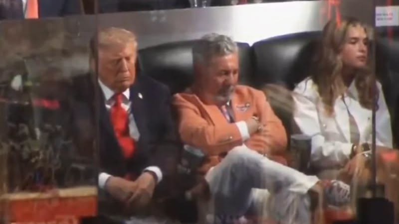 Presidenti amerikan Donald Trump dyshohet se është parë duke fjetur gjatë ndeshjes së tretë të finales së NBA-së, të zhvilluar të hënën mbrëma në Madison Square Garden.