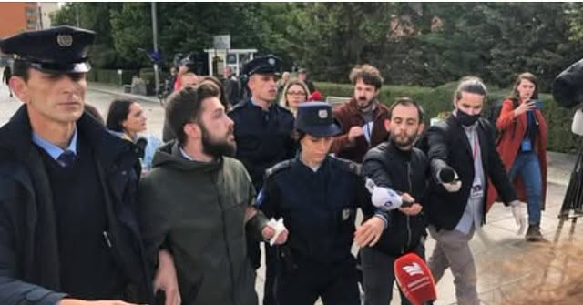 Njeriu i Albin Kurtit bën thirrje për revolucion nga protesta në Shqipëri