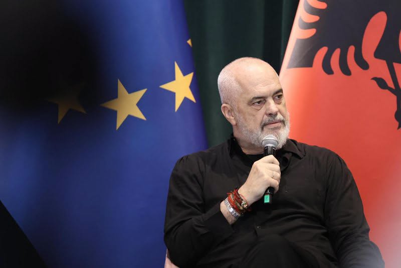 “Për lulen time irlandeze, nga një ‘vrasës’ flamingosh”! Shënimi i Ramës në libër për gazetaren nga Irlanda