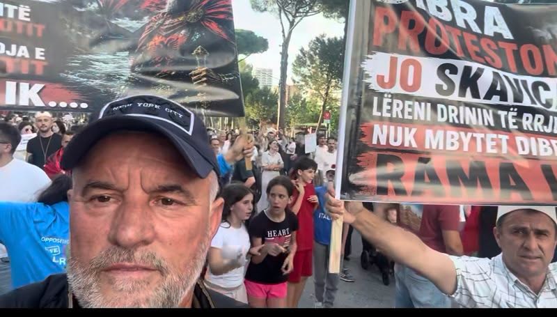 Fotolajm/ Ilegali Shemsi Prençi me shokë… demokrati me kapele dhe demokrati me qeleshe dhe qindra të maskuar  futen mes protestës