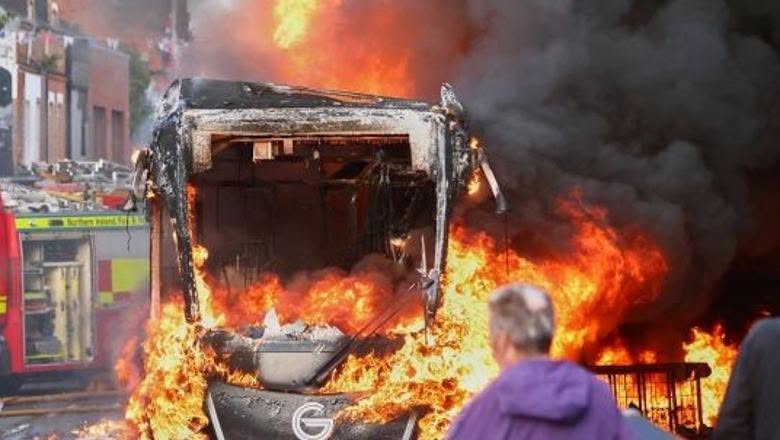 Irlandë e Veriut/ Somalezi sulmoi me thikë një kalimtar, qytetarët ngrihen në protesta! Djegin autobusin dhe ndërtesën që strehonte emigrantë