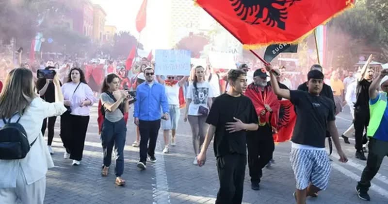 “A është e sigurt Shqipëria”? Turistët në “Reddit”: Protestat ngjajnë më shumë me …