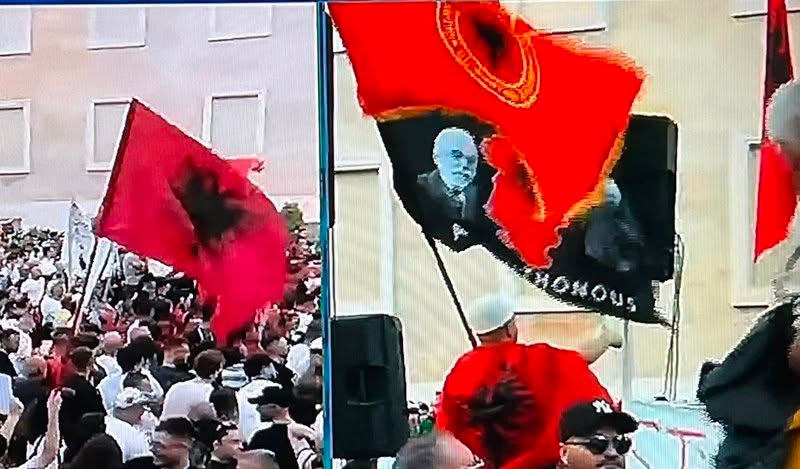 Veteranët e UÇK-së, thirrje protestuesve: Mos abuzoni me flamurin tonë! Nuk kemi asnje lidhje me protestën e “zogjëve” në Shqipëri