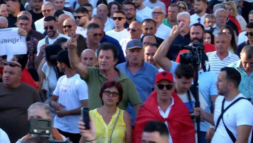 VIDEO/ Sali Lusha  në protestë me dy  gishta lartë:  Sfidon protestuesit që thirrnin Berisha në burg, ndërsa Stresi qesh dhe tund kokën me ironi! Askush nuk guxon t’i largoi