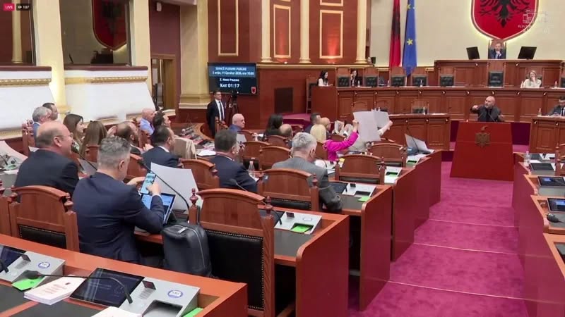 Deputetët e PD “vjedhin” këngën e protestuesve dhe e këndojnë në Kuvend “himnin e vdekjes vetvetes; Ulsiu bën dirigjentin… 1, 2, 3, 4 Muli ngrije zërin!