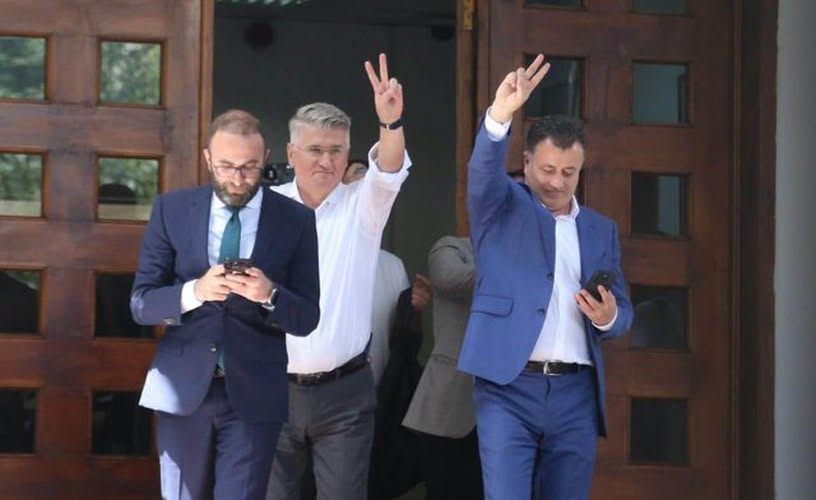 SMS-të në WhatsApp e grupit të PD për “heqjen” e non grata-s së Berishës: Deputeti i PD Arjan Ndoji thumbon Bardhin e Gjekmarkajn… I urojmë të mos nguten në jetë