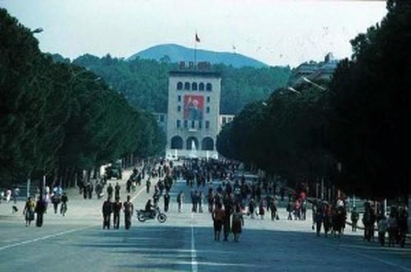 Protesta familjare apo nostalgji për xhiron e madhe të Bulevardit të Tiranës si  dikur për qejf dhe këta për…mllef