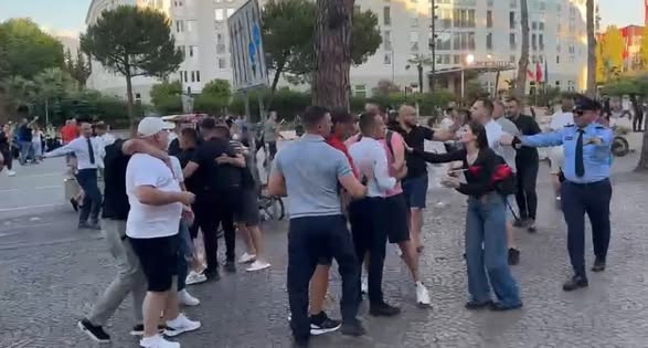 Përplasjet në protestë. “Provokuesi” i protestuesve përballë Kryeministrisë është djali i ish deputetit të PS, Paulin Sterkaj, Martini.