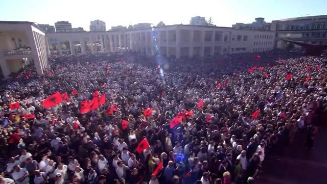 Mesazhi politik i “antimitingut” të socialistëve
