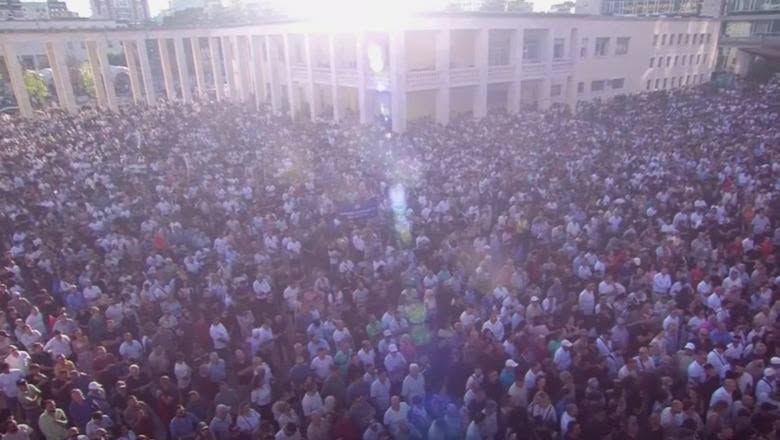 VIDEO/ Sfidon protestën me kalamajtë dhe qentë e macet.: Rama ndan pamjet e sheshit “Italia'” i mbushur  me mijëra votues socialistë… Vetëm përpara!