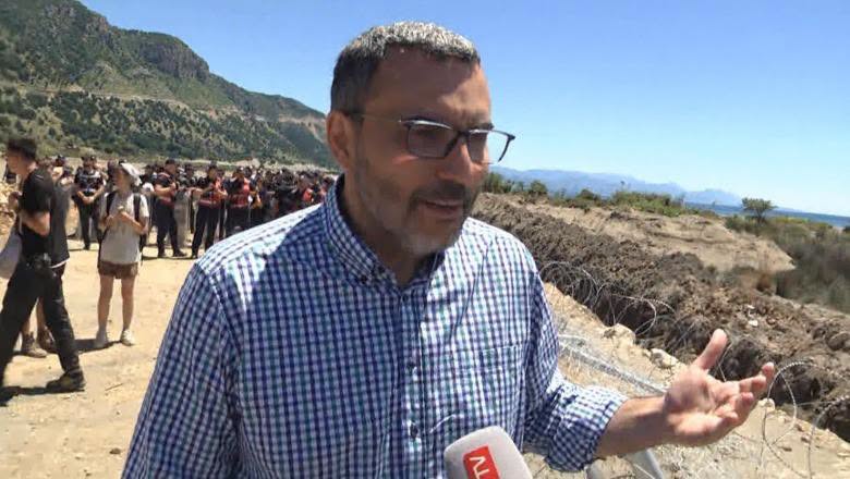 Rikthehen protestat në Rrjoll kundër resortit luksoz të Ulajt, banorët shembin murin ‘fortifikues’ e telat me gjemba! Në mbështetje edhe aktivistë nga Tirana