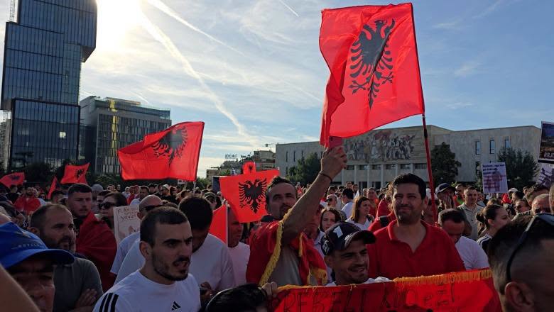 Për ata që thërrasin “Shqipëria është e jona” dhe linçojnë shqiptarët