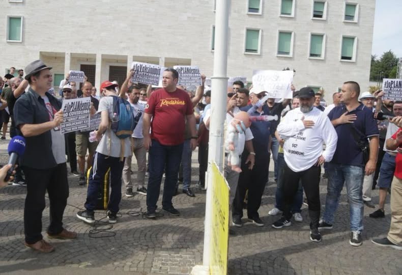 Sharlatanët dhe kllounët e protestës nga Altin Goxhaj te Sazan Guri dhe Alfred Çako! Dalin emrat e propozuar nga protestuesit për partinë “Shqipëri e re”  të gjithë lehës të PD-së prej vitesh me në…