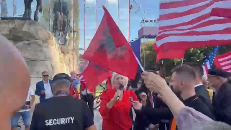 VIDEO/ Grupi i Pëllumb Pilinçit u bashkohen protestuesve në sheshin “Skënderbej”