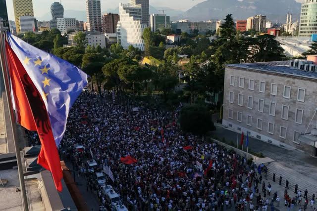Po merr ngjyra të islamizmit ekstrem! Media italiane:  Protestat në Shqipëri shndërrohen në antisemitizëm! Hebrenjtë dhe izraelitët në shënjestër