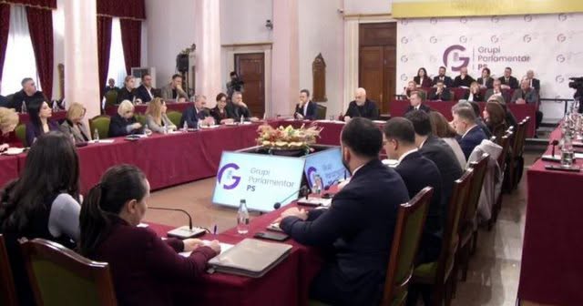 Pas protestave masive dhe largimit të Koçekut, PS mbledh sot Kryesinë dhe grupin parlamentar