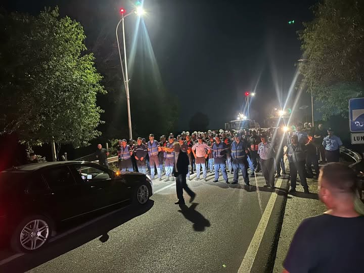 Protestuesit bllokojnë në 02 pas mesnate autostradën Tiranë- Durrës dhe rrugën e Rinasit. Shpërndahen pas përballjes me policinë afër aeroportit