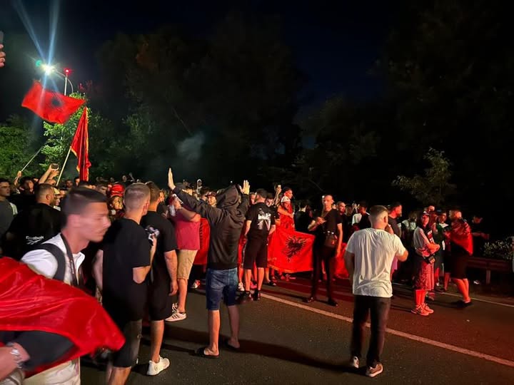 “Mashtruese, s’keni turp, llum”! Organizatorët e protestave degradojnë në akuza ndaj njëri-tjetrit