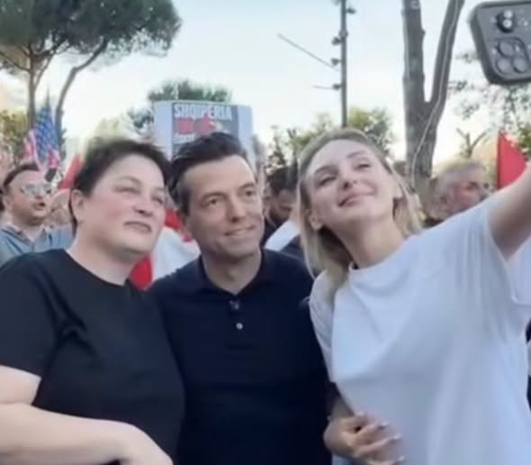 Deliri komik i Agron Shehaj: Njerëzit vijnë në protestë të bëjnë foto me mua, më thonë se do bëhem kryeministër i ardhshëm Deliri komik i Agron Shehaj: Njerëzit vijnë në protestë të bëjnë foto me mua, më thonë se do bëhem kryeministër i ardhshëm