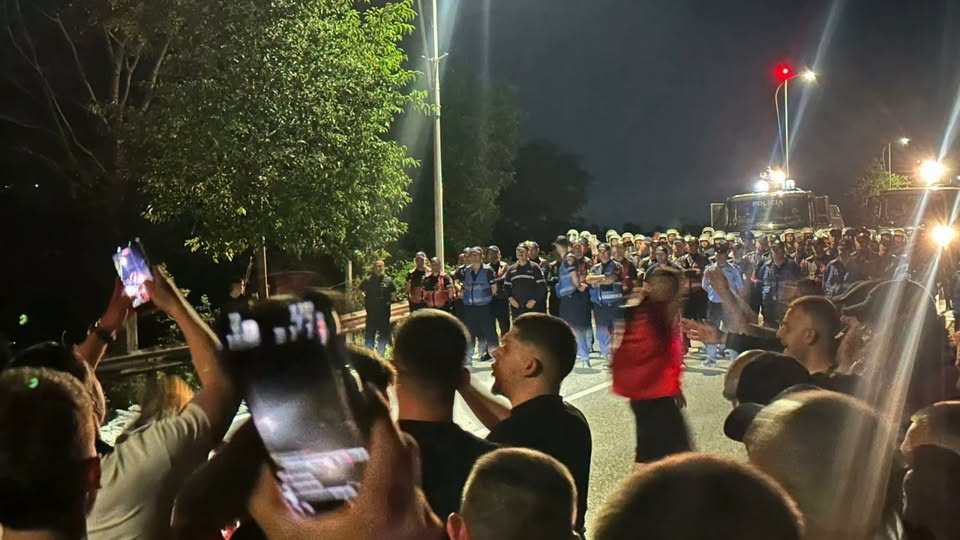 Organizuan dhe nxitën qytetarët për të bllokuar rrugën drejt aeroportit të Rinasit, procedohen penalisht 19 protestues Organizuan dhe nxitën qytetarët për të bllokuar rrugën drejt aeroportit të Rinasit, procedohen penalisht 19 protestues