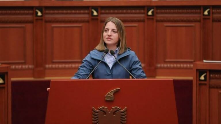 “Në kërkim” nga socialistët! Reagon deputetja e Shkodrës pas njoftimit të largimit nga PS dhe fikjes së telefonit “Në kërkim” nga socialistët! Reagon deputetja e Shkodrës pas njoftimit të largimit nga PS dhe fikjes së telefonit