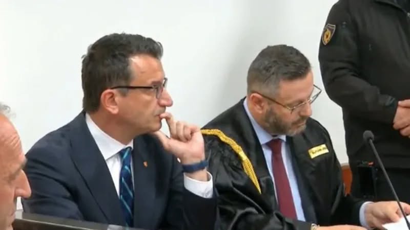 Veliaj kërkoi transmetimin live të seancave dhe daljen nga kafazi i xhamit, avokati Ndreca: Procesi të vihet në shina ligjore! Veliaj kërkoi transmetimin live të seancave dhe daljen nga kafazi i xhamit, avokati Ndreca: Procesi të vihet në shina ligjore!