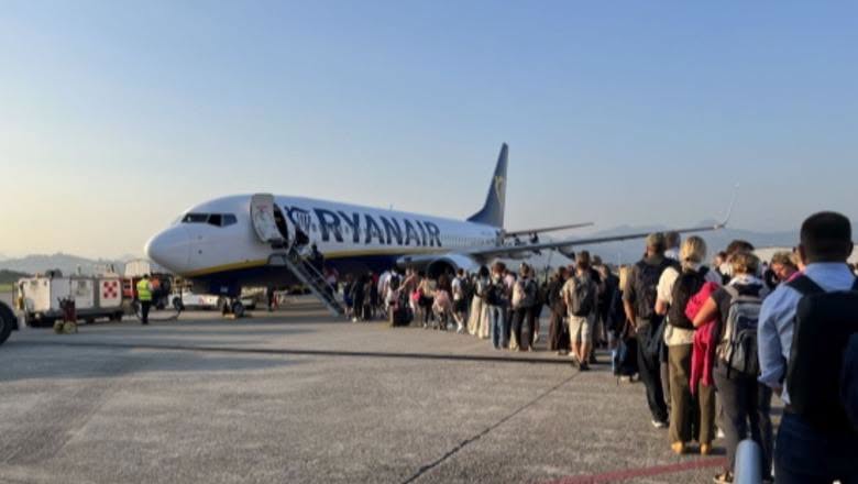 Fluturime të anuluara, vonesa dhe valixhe dore me pagesë, rregullat e reja të BE për të mbrojtur pasagjerët, ja çfarë ndryshon dhe çfarë jo Fluturime të anuluara, vonesa dhe valixhe dore me pagesë, rregullat e reja të BE për të mbrojtur pasagjerët, ja çfarë ndryshon dhe çfarë jo