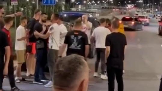 Protestuesit rrahin shoferin që nuk i ra borisë! Rama publikon VIDEON: Fryma fashiste po materializohet nga marshuesit Protestuesit rrahin shoferin që nuk i ra borisë! Rama publikon VIDEON: Fryma fashiste po materializohet nga marshuesit