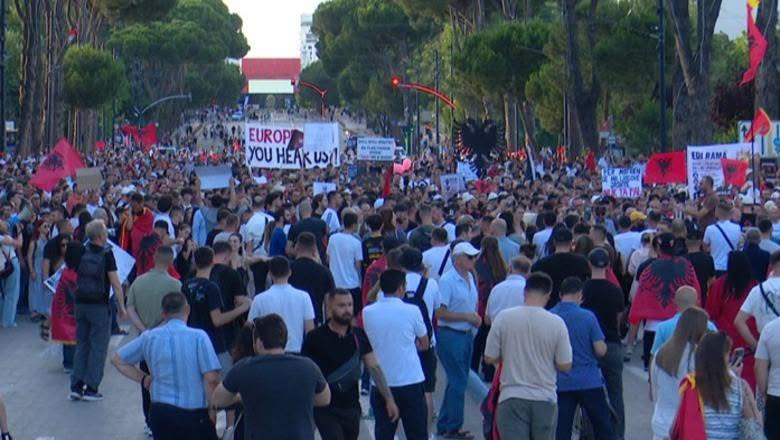 Po linçohen mbi 20 gazetarë me kontribut! Unioni i Gazetarëve Shqiptarë reagon për gjuhën e përdorur në protestë: Akte kriminale që duhet të ndëshkohen! Po linçohen mbi 20 gazetarë me kontribut! Unioni i Gazetarëve Shqiptarë reagon për gjuhën e përdorur në protestë: Akte kriminale që duhet të ndëshkohen!