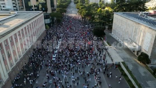 VIDEO/ Kapaciteti i Bulevardit nga sheshi Skenderbej në sheshin Nënë Tereza 12.000 persona!Ja pjesëmarrja në protestën e sotme VIDEO/ Kapaciteti i Bulevardit nga sheshi Skenderbej në sheshin Nënë Tereza 12.000 persona!Ja pjesëmarrja në protestën e sotme