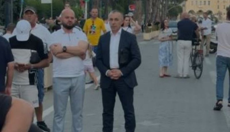 FOTOLAJM / Deputeti i PD shfaqet në protestën ku kërkohet “Berisha në burg”!